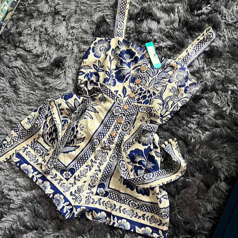 Blue and white floral romper💙🤍 new without tags!!